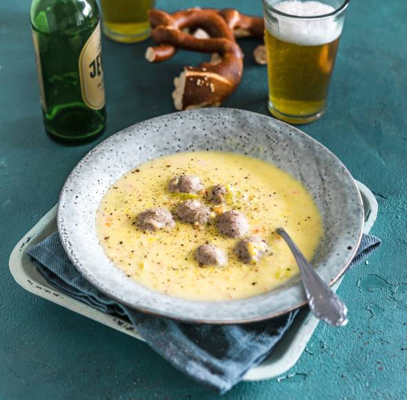 Bier-Cheddar-Suppe mit Fleischklößchen