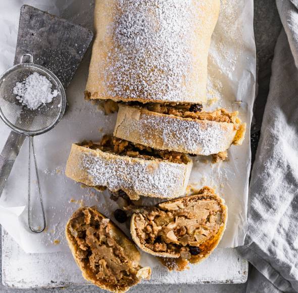 Birnen-Strudel mit Walnüssen und Kardamom
