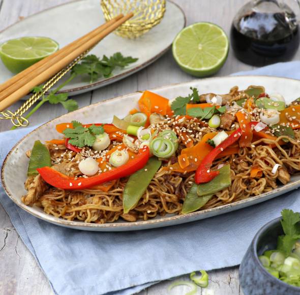 Bratnudeln mit Gemüse und Schweinefleisch