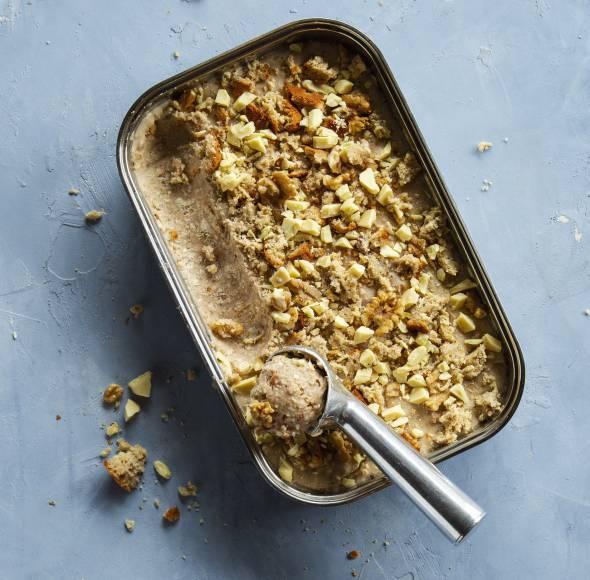 Buttermilch-Bananeneis mit Schokolade und Nüssen