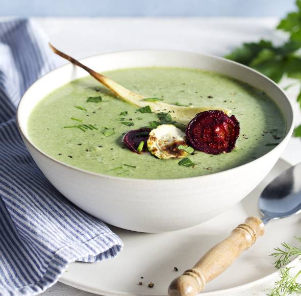 Cremige Kräutersuppe mit Gemüsechips