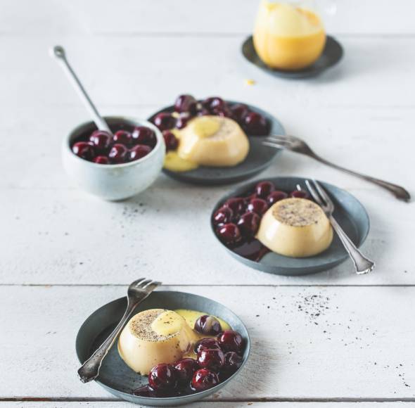 Eggnogg-Panna Cotta mit Kirsch-Glühwein-Kompott
