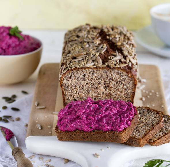 Eiweißbrot mit Rote-Bete-Creme