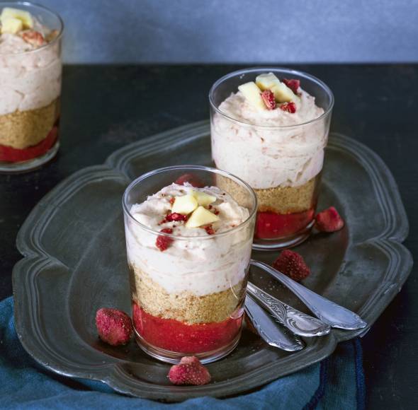 Erdbeer-Sahnedessert mit Haferkeksen
