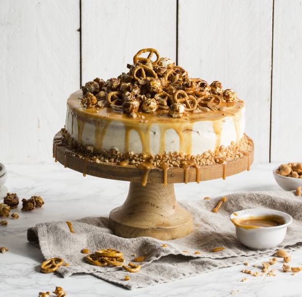 Erdnuss-Drip-Cake mit Salzkaramell