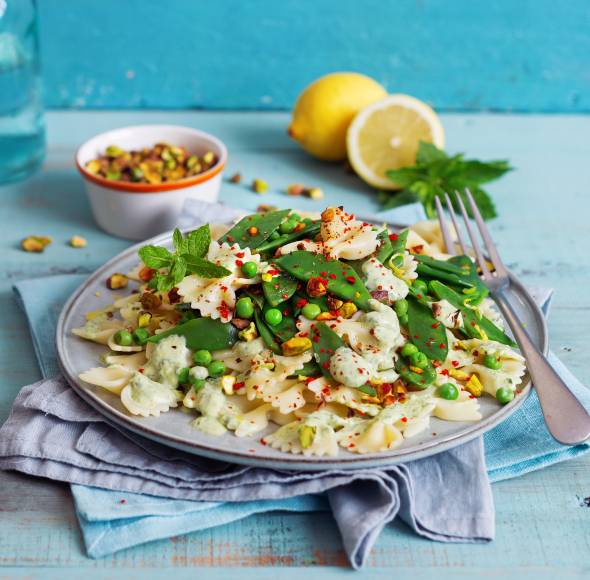 Farfalle mit Zuckerschoten und Erbsen in Zitronensoße