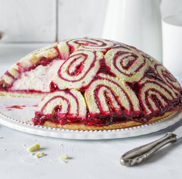 Frischkäse-Kuppeltorte mit Fruchtfüllung