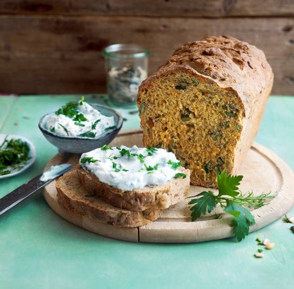 Frühlingsbrot mit frischem Kräuterquark
