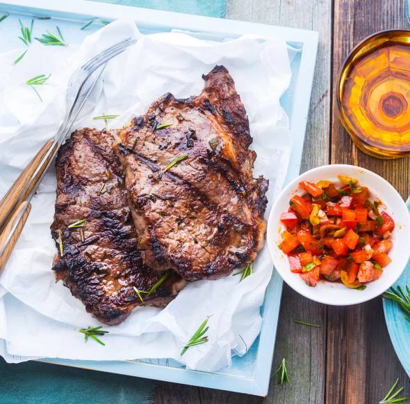 Gegrillte Rindersteaks in Kräuter-Oliven-Marinade mit Tomatensalsa