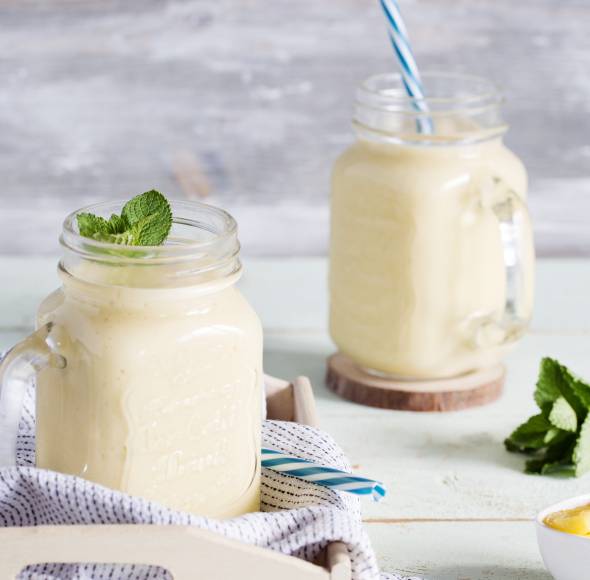 Gelber Mango-Lassi mit Kokosmilch