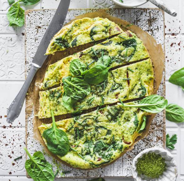 Gemüse-Parmesan-Omelett mit Kräuterdip