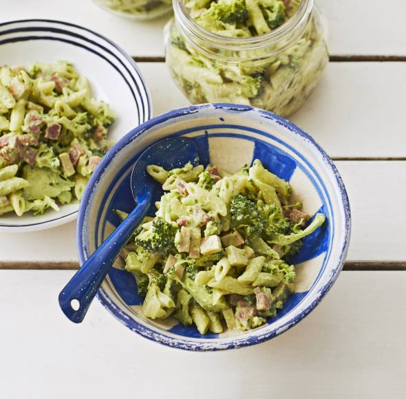 Nudelsalat mit Räucherlachs und Pesto im Monsieur Cuisine | ZauberMix
