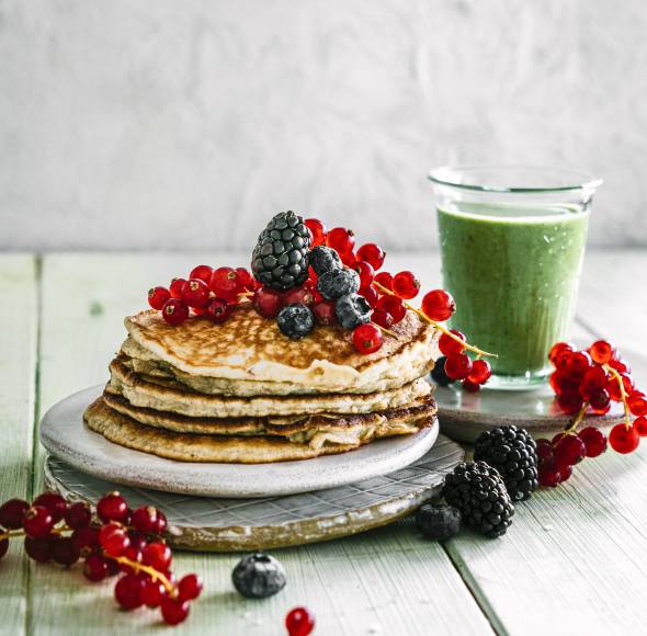 Hafer-Pancakes mit grünem Smoothie