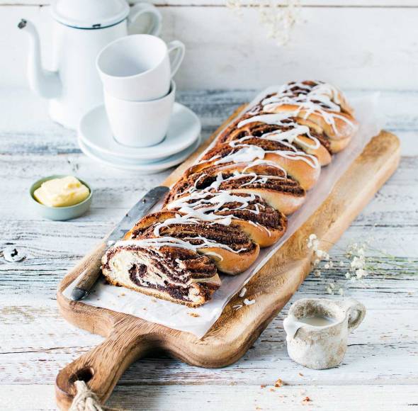 Hefezopf mit Nussfüllung