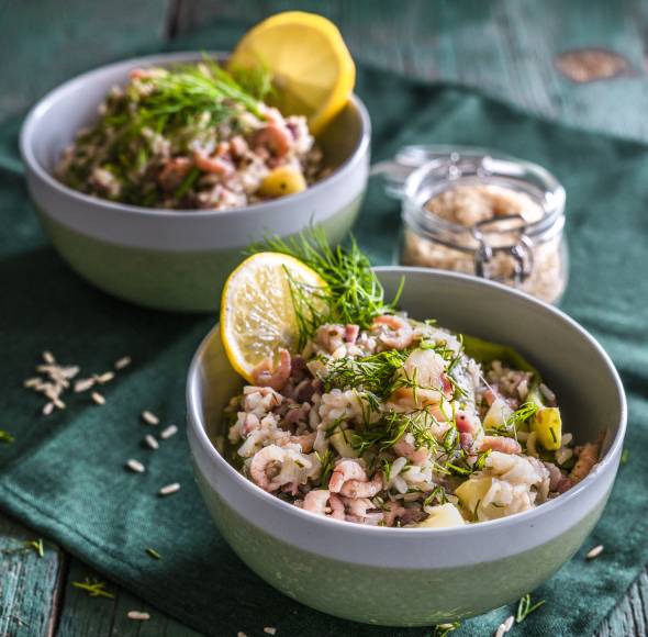 Heimische Paella mit Krabben und Bohnen