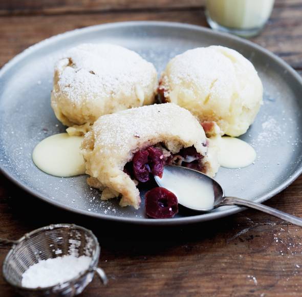 Heiße Kirschdampfnudeln