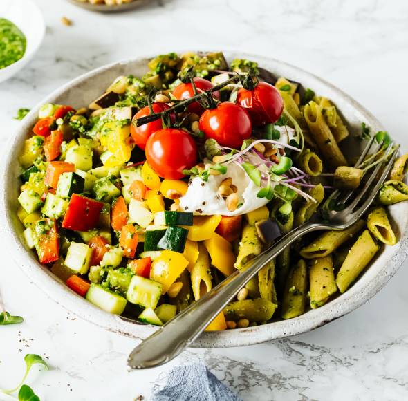 Pasta-Bowl mit Pestosoße und Burrata