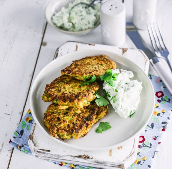 Karotten-Zucchinipuffer mit Schafskäsedip