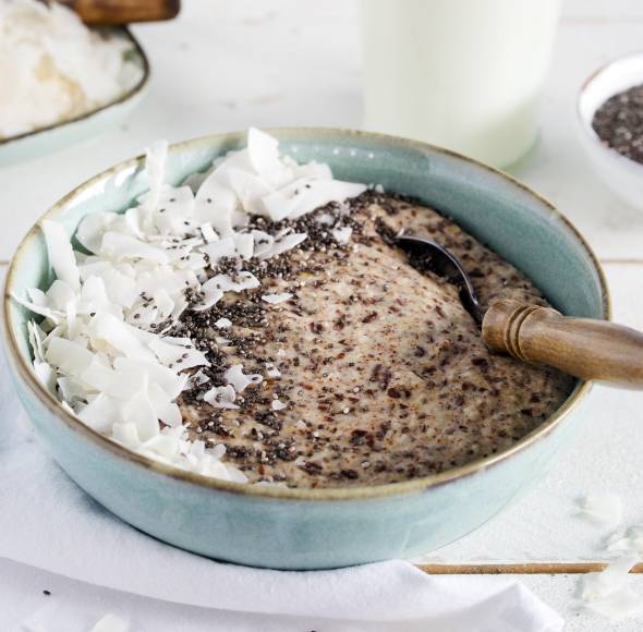 Kokos-Mandel-Porridge mit Samen