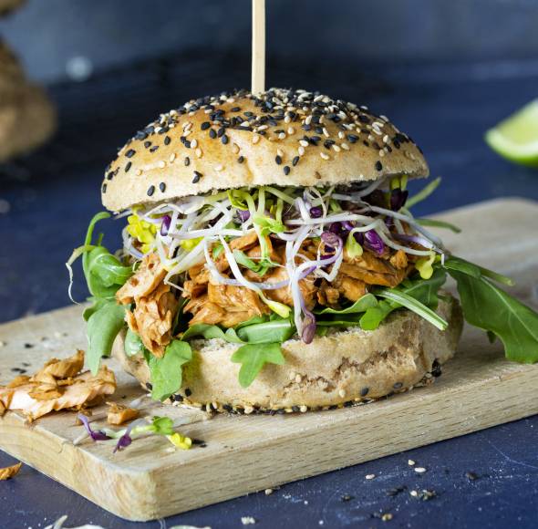 Lachs Burger (Dinkelbrioche, Pulled Lachs in Teriyaki-Soße, Rucola, Sprossen)