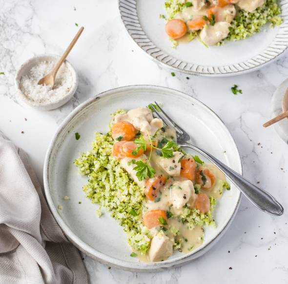 Low-Carb: Hühnerfrikassee mit Brokkoli-Blumenkohl-Reis