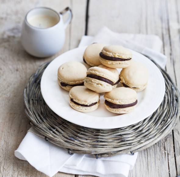 Mandel-Macarons mit Schokofüllung