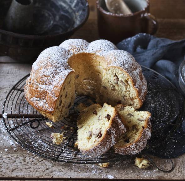 Marzipan-Gugelhupf mit Haselnüssen