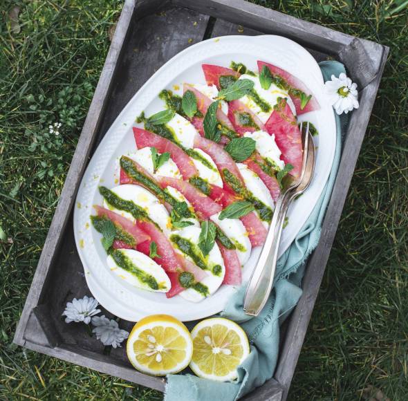 Melonen-Caprese mit Büffelmozzarella
