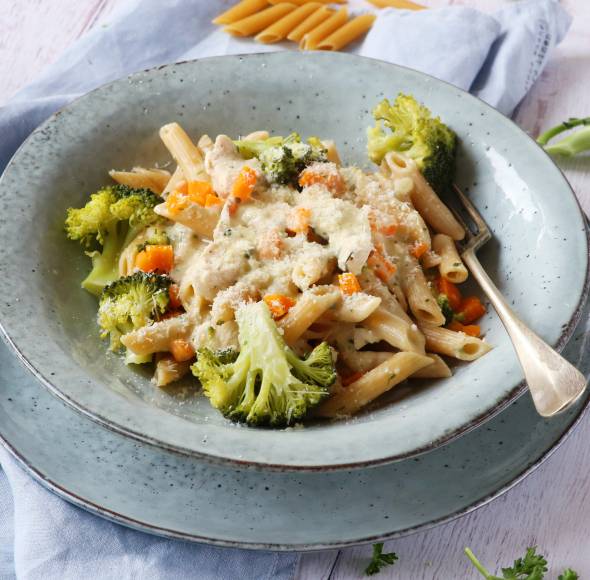 Nudeln mit Hähnchen und Gemüse in Sahnesoße