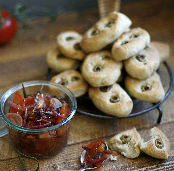 Oliven-Pizzabrötchen mit Balsamico-Tomaten