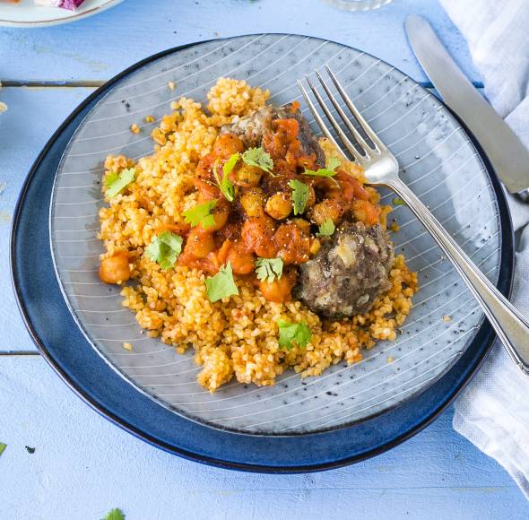 Orientalische Lammhackbällchen mit Bulgur und Kichererbsensoße