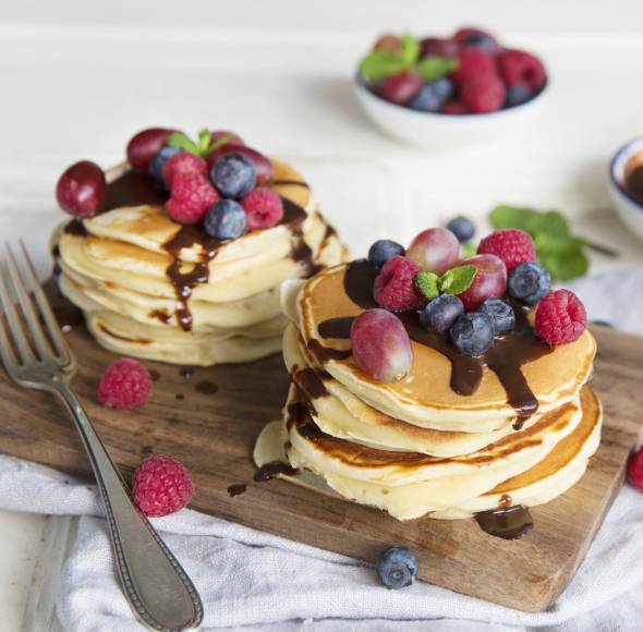 Pancakes mit Früchten und Schokosoße