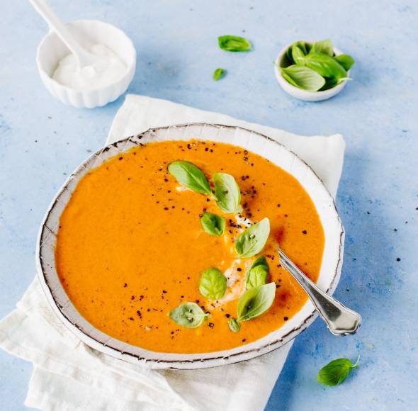 Paprika-Tomatensuppe mit Joghurt