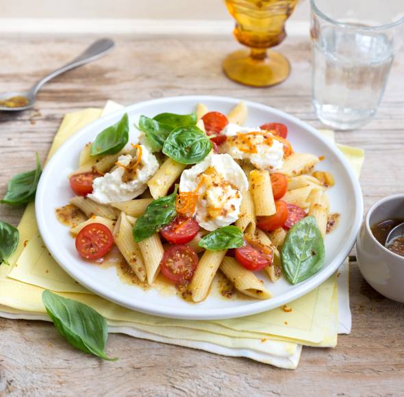 Pastasalat mit  Mozzarella und Orangen-Senf-Dressing