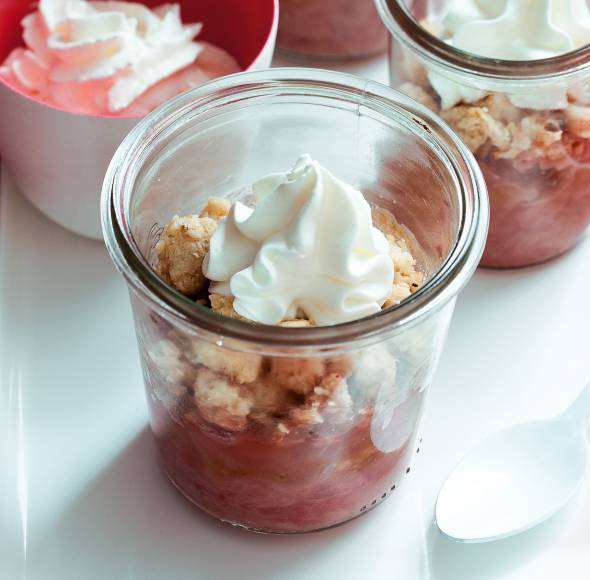 Rhabarber-Crumble im Glas