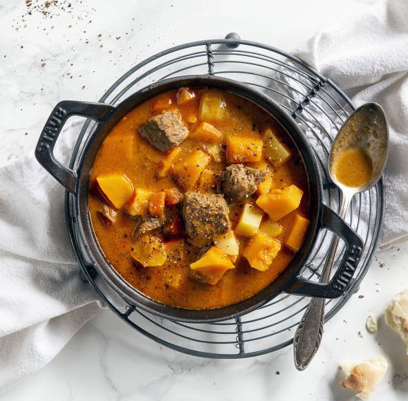 Indischer Rindercurry-Topf mit Datteln