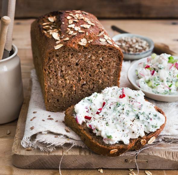 Schwarzbrot mit Kräuterquark