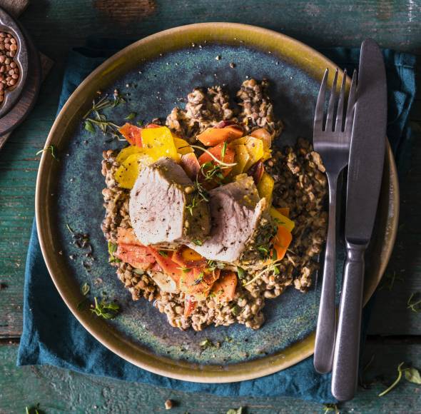 Schweinefilet mit Senflinsen und saisonalem Rübengemüse
