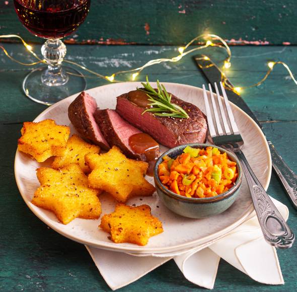 Sous-vide-Medaillons mit Polentasternen und Karottensalat