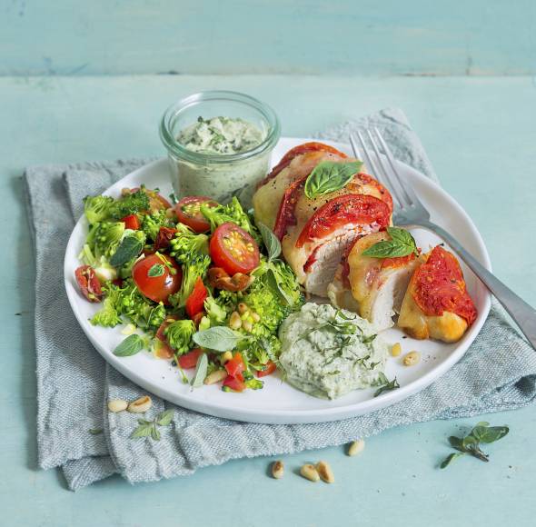 Überbackenes Tomate-Mozzarella-Hähnchen mit Brokkolisalat und Basilikumdip