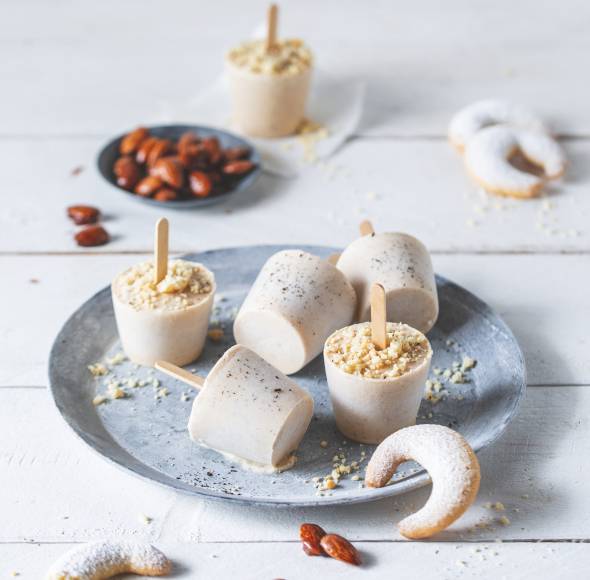 Vanillekipferl-Eis mit gebrannten Mandeln