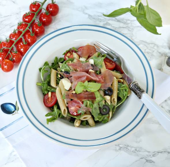 Vollkornnudelsalat mit Schinken und Pinienkernen