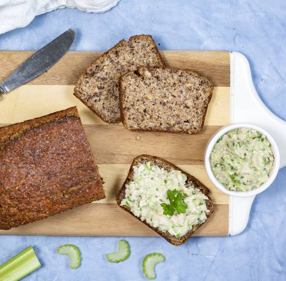 Walnussbrot mit Fleischsalat und Sellerie
