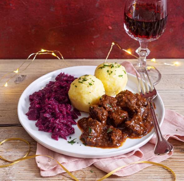 Wildgulasch mit Rotkohl und Klößen