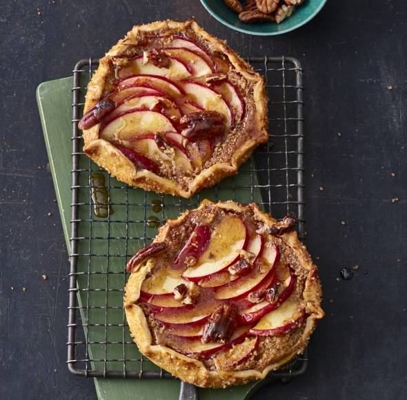Apfel-Galette mit Honig und Pekannüssen