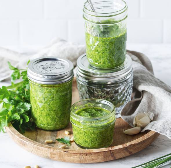 Gartenkräuter-Pesto