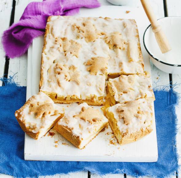 Gedeckter Apfelkuchen mit Zuckerguss