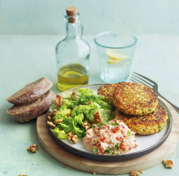 Gemüsebratlinge mit Paprikadip & Salat