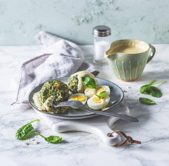 Grüne Basilikum-Spinat-Knödel mit gekochten Eiern und Senfsoße