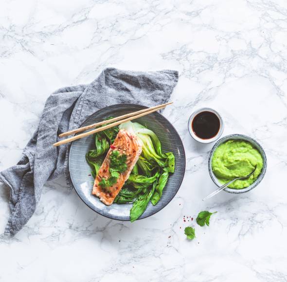 Koriander-Lachs mit Pak Choi auf Wasabi-Kartoffelstampf